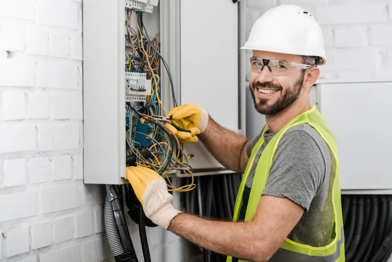 Électricien intervenant sur un tableau électrique à Massy (91300)
